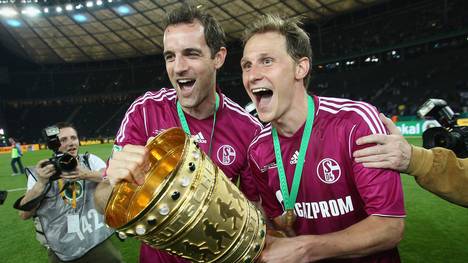 Bild aus erfolgreichen Zeiten: Metzelder (l.) und Höwedes 2011 mit dem DFB-Pokal