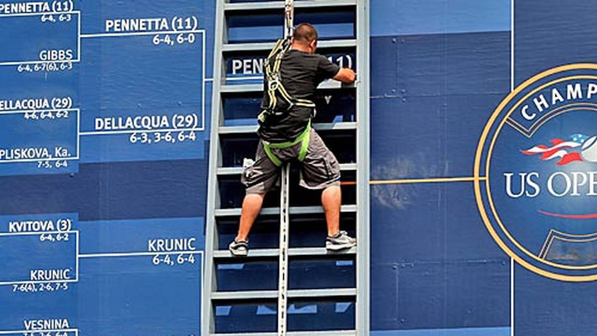 Viel Arbeit für diesen Mann. Er aktualisiert händisch den aktuellen Turnierstand der US Open - hier bei den Frauen