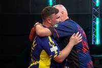 Luke Littler gewinnt in der zweiten Runde der Darts Wolrd Series gegen Raymond van Barneveld mit 6:4 und spielt im Viertelfinale gegen Chris Dobey.