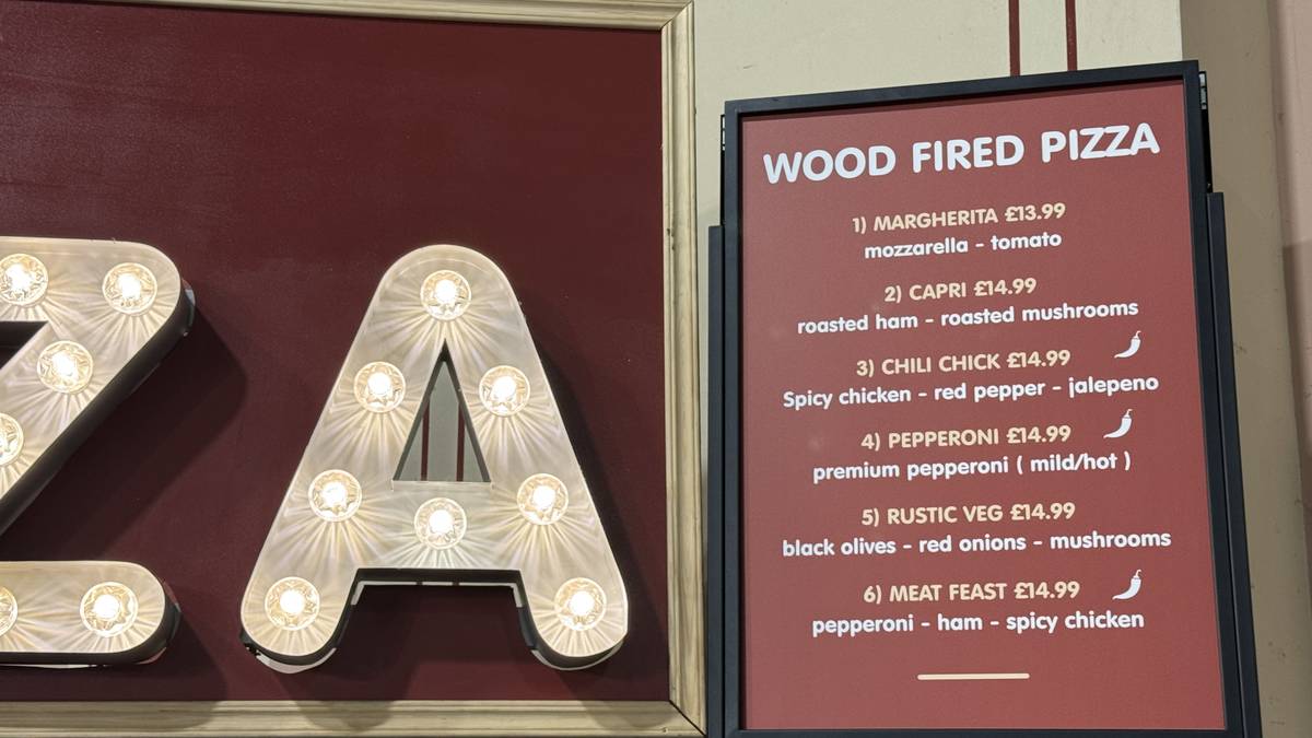 Hier muss keiner Pizza bestellen, sie wird gleich im Haus gebacken. Für eine Margherita zahlt der Darts-Fan 17 Euro. 