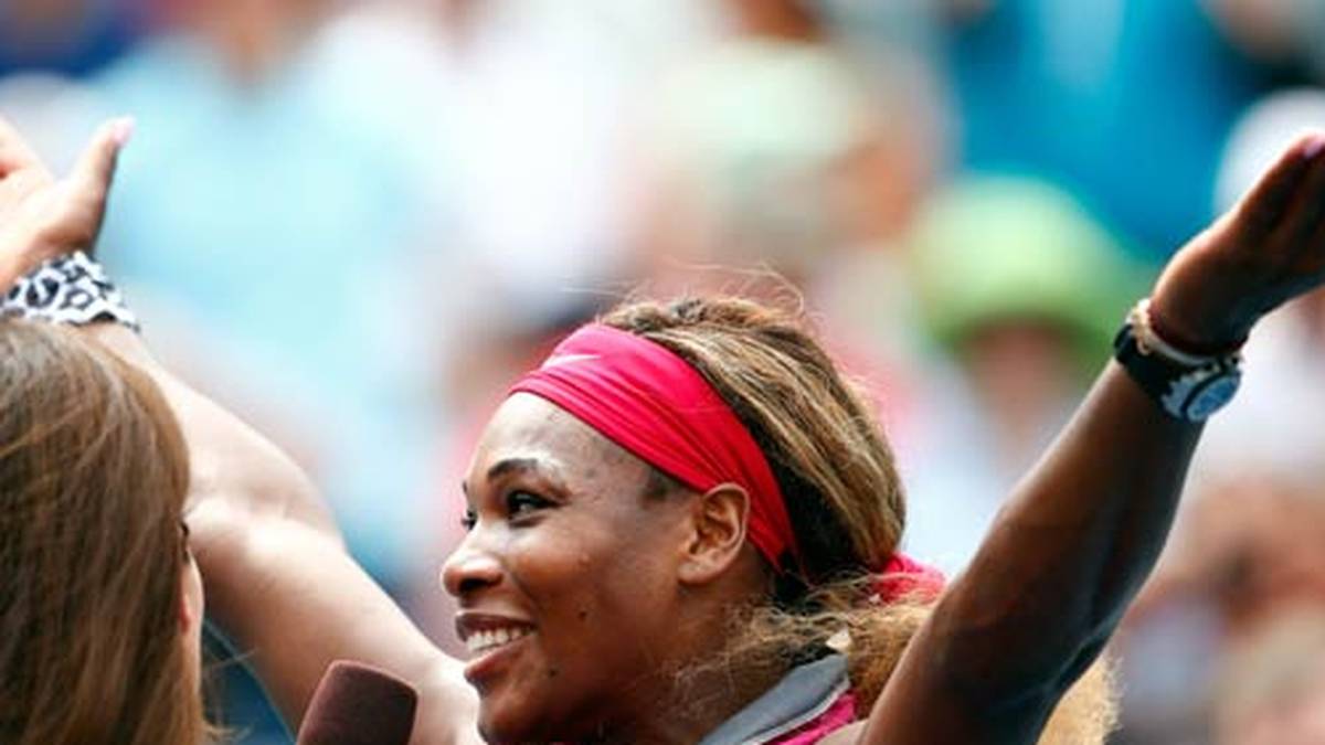 Sie hält die amerikanische Fahne hoch: Serena Williams gewinnt als einzige noch im Wettbewerb befindliche Amerikanerin ihr Achtelfinale gegen Kaia Kanepi aus Estland klar und zieht damit in die Runde der letzten Acht ein. SPORT1 hat die schönsten Bilder der zweiten Woche von den US Open in Flushing Meadows 
