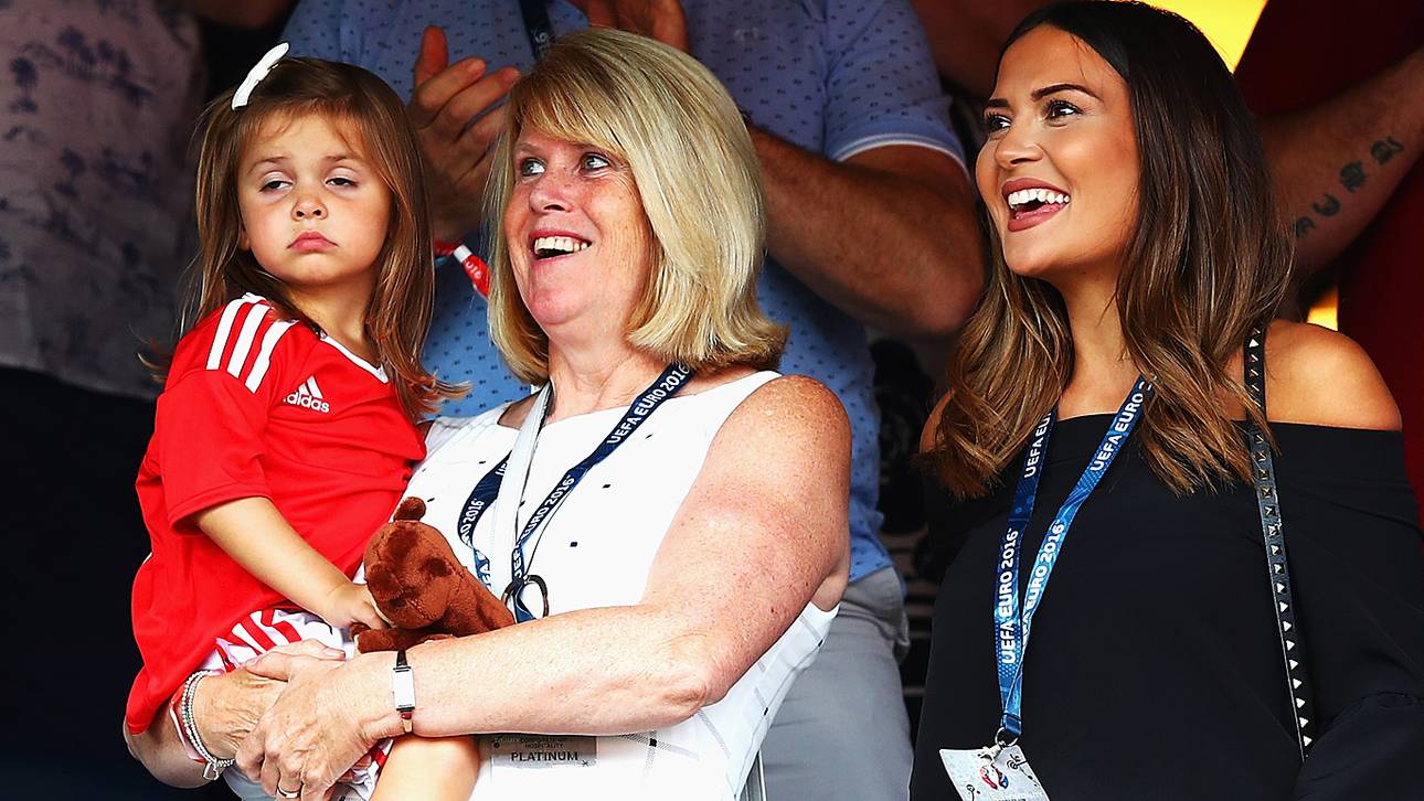 Vom Spiel selbst war Alba Violet offenbar weniger begeistert als ihre Oma Debbie Bale und Emma Rhys-Jones, Lebensgefährtin von Gareth Bale