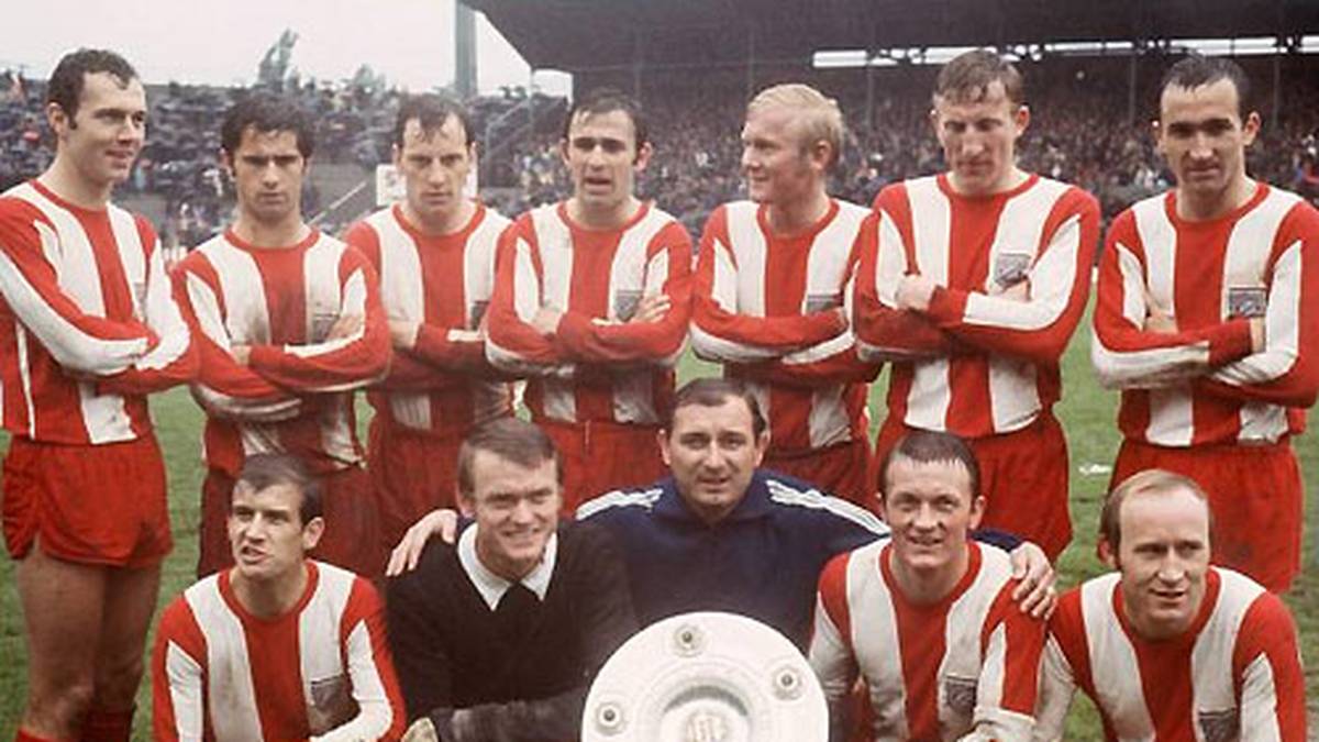 Den ersten Meistertitel in der Liga 1969 feiern Beckenbauer und Co. in den Rot-Weiß-Streifen. Die bleiben bis 1973 das Markenzeichen des Erfolgsteams