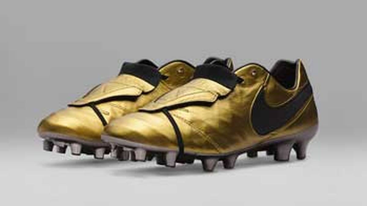 Totti wird in Schuhen mit den Namen "Tiempo Totti X Roma" spielen. Die Treter sind in edlem Gold gehalten und in limitierter Stückzahl erhältlich. Lediglich 2500 Stück wurden gefertigt - 100 für jedes seiner Jahre in der Karriere