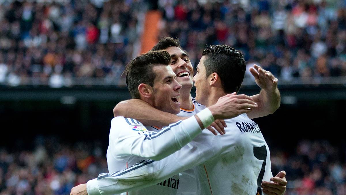Trotzdem: Beste Freunde sind die beiden nicht, ihr Verhältnis ist vor allem: professionell. Doch die jeweiligen Fußballkünste des anderen erkennen beide an. "Er ist ein fantastischer Spieler, jeder weiß, was er leisten kann", sagt Bale über Ronaldo