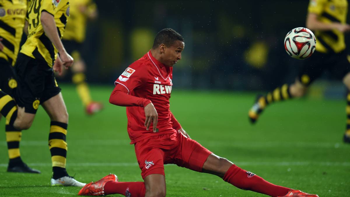 Doch der FC spielt erstmal selber nach vorne. Deyverson zeigt dabei Bodenakrobatik vom Feinsten. Mit diesem Spagat könnte er sich auch als Funkenmariechen bewerben