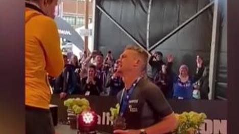 Das hatte sich Ironman-Teilnehmer Marti Alt sicher anders vorgestellt. Nach einem Rennen will der Este seiner Freundin einen Heiratsantrag machen, bekommt dabei aber einen Krampf. Kuriose Szenen.