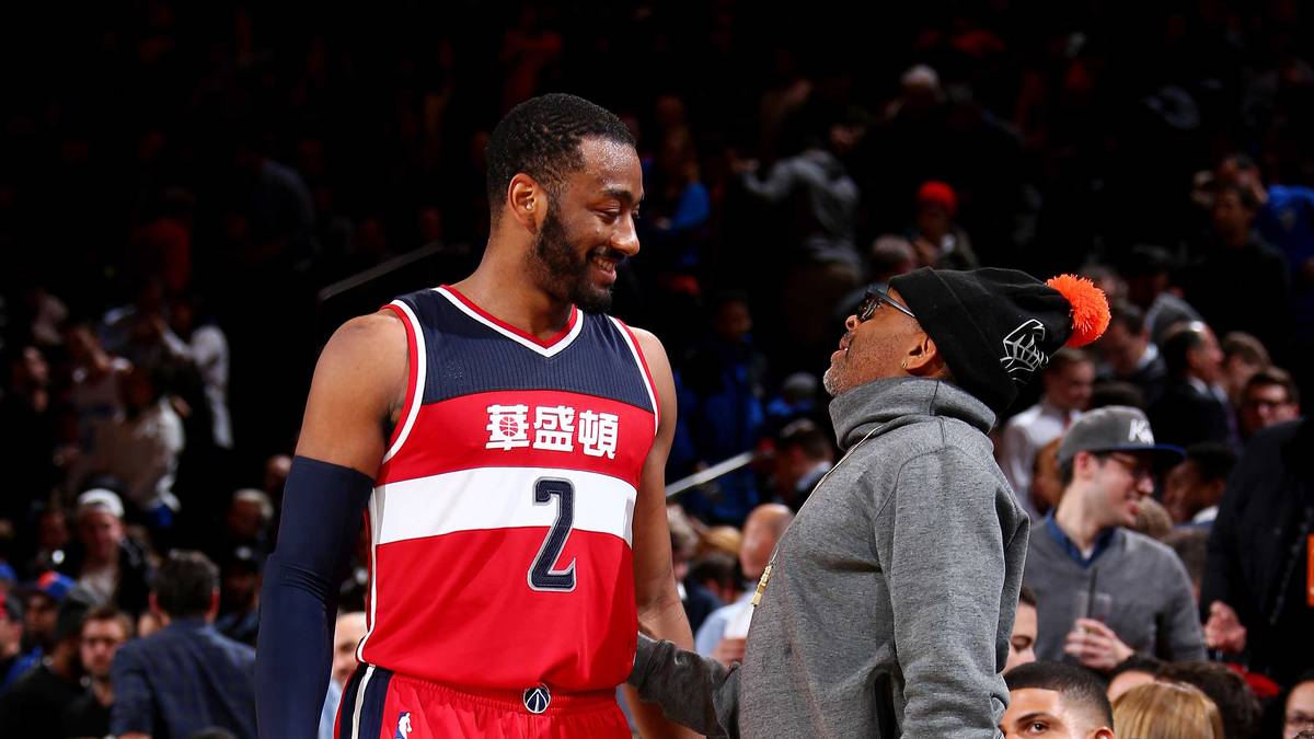 Da wird auch Filmlegende und Knicks-Edelfan Spike Lee wieder übermütig und liefert sich ein freundschaftliches Trash-Talk-Duell mit Wizards-Star John Wall