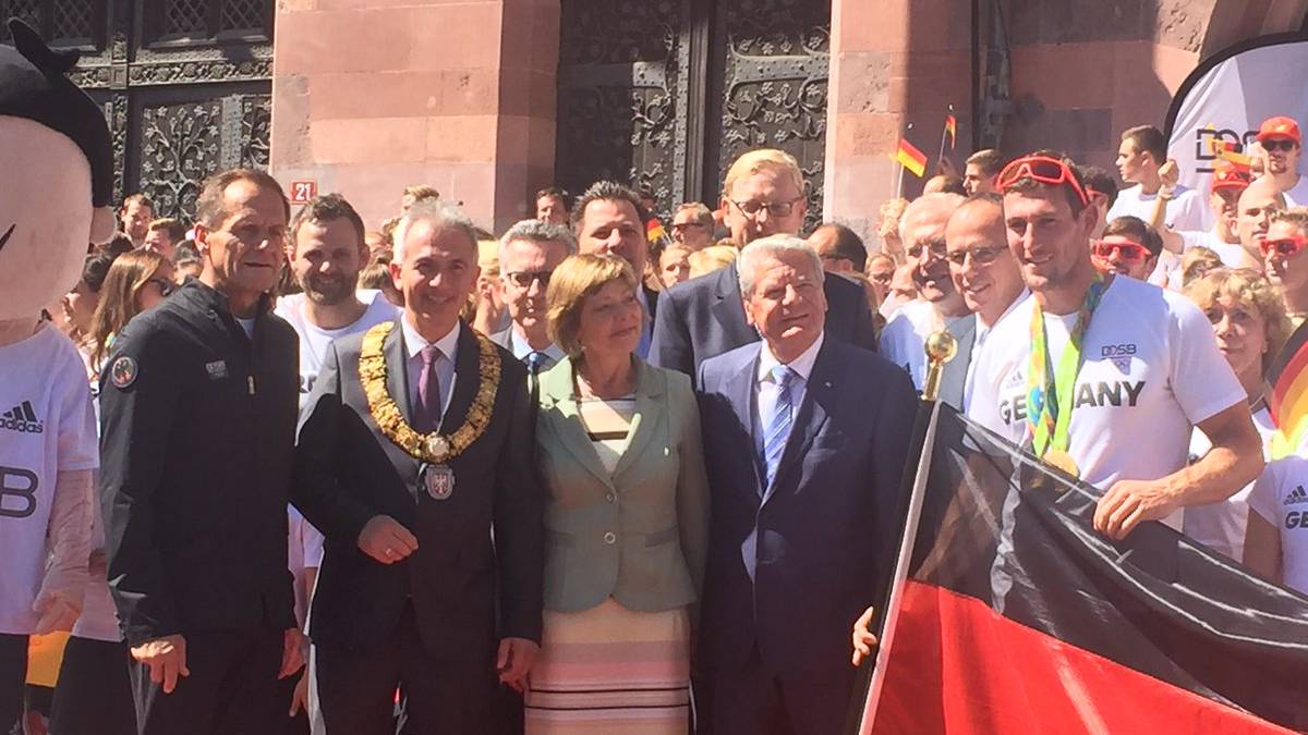 Bundespräsident Joachim Gauck spricht die Athleten direkt an - will aber keine Namen der Sieger nennen: "Das schönste seid ihr mit euren weißen T-Shirts. Deutschland sagt euch danke! Der Dank gilt allen, aber wir wollen auch denen danke sagen, die ohne Medaille nach Hause kommen. Wir lernen von euch allen, nicht nur von den Medaillengewinnern"