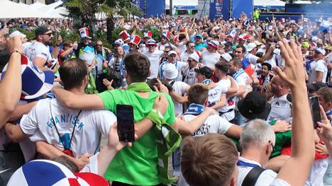 Die slowenischen und dänischen Fans stimmen sich lautstark für ihr Auftakt-Duell ein und sorgen für eine Gänsehaut-Atmosphäre!