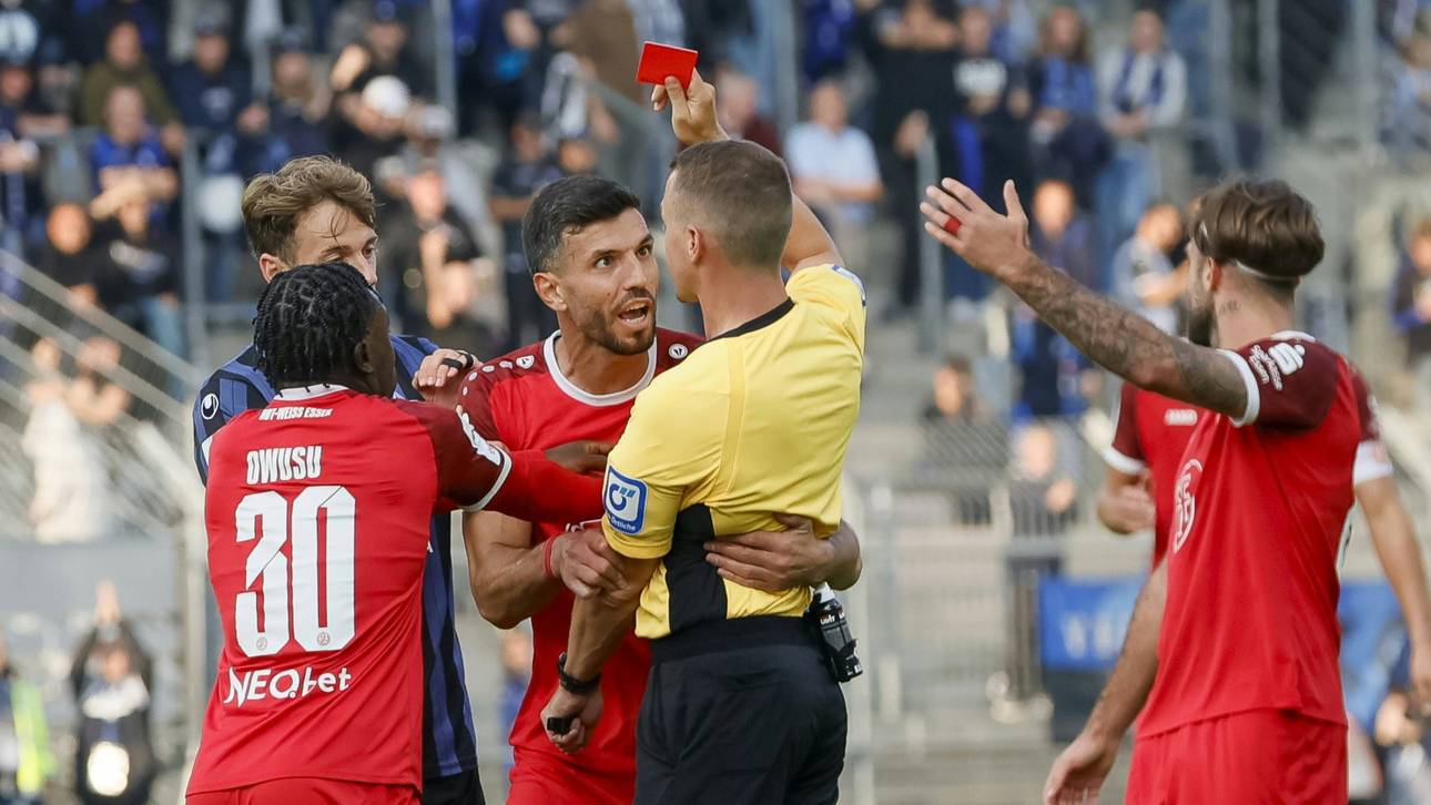 Klaus Gjasula wird nach seinem Platzverweis gesperrt und erhält eine zusätzliche Strafe