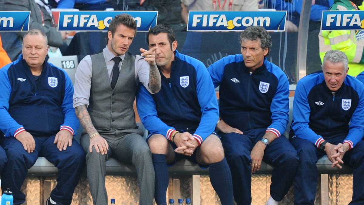 Bei der WM 2010 ist Beckham dennoch dabei. Der verletzte Superstar unterstützt das Team der Three Lions in Südafrika als Scout