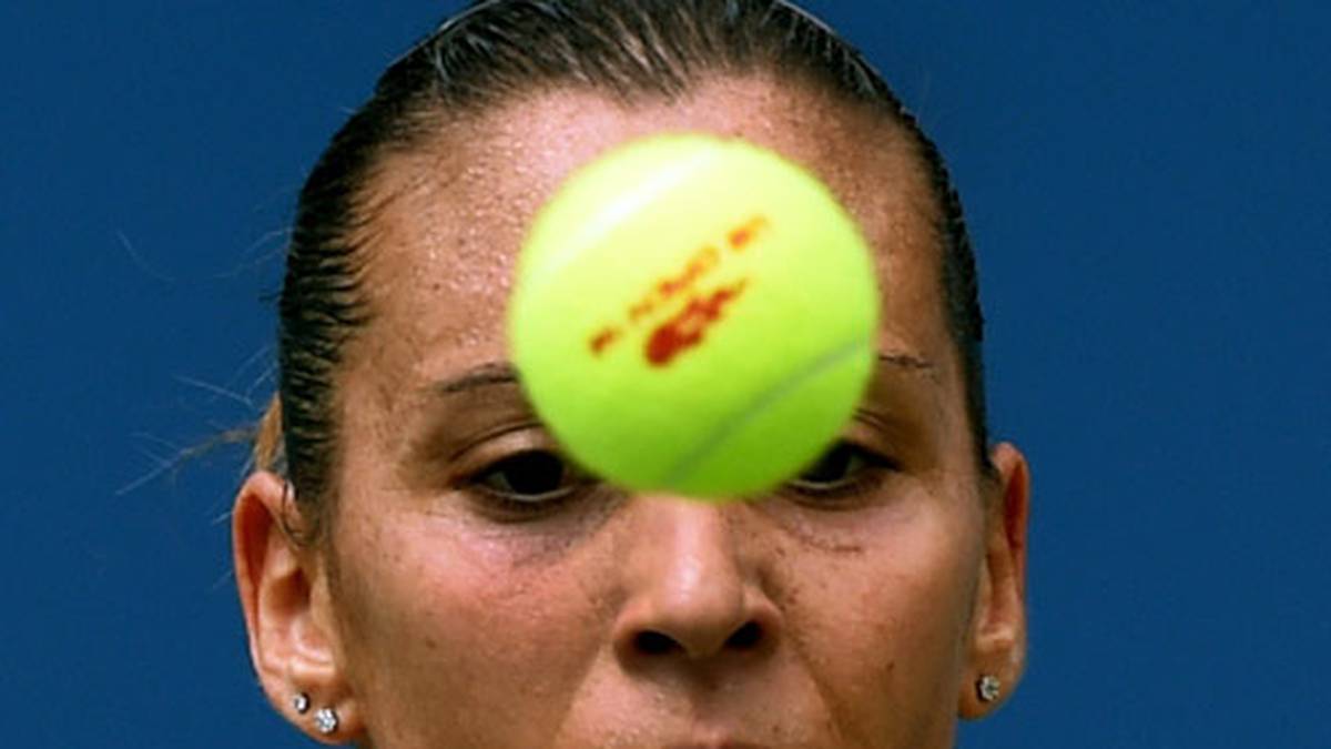 Im Viertelfinale wartet die Italienerin Flavia Pennetta, die sich hier tapfer dem Ball entgegenstellt