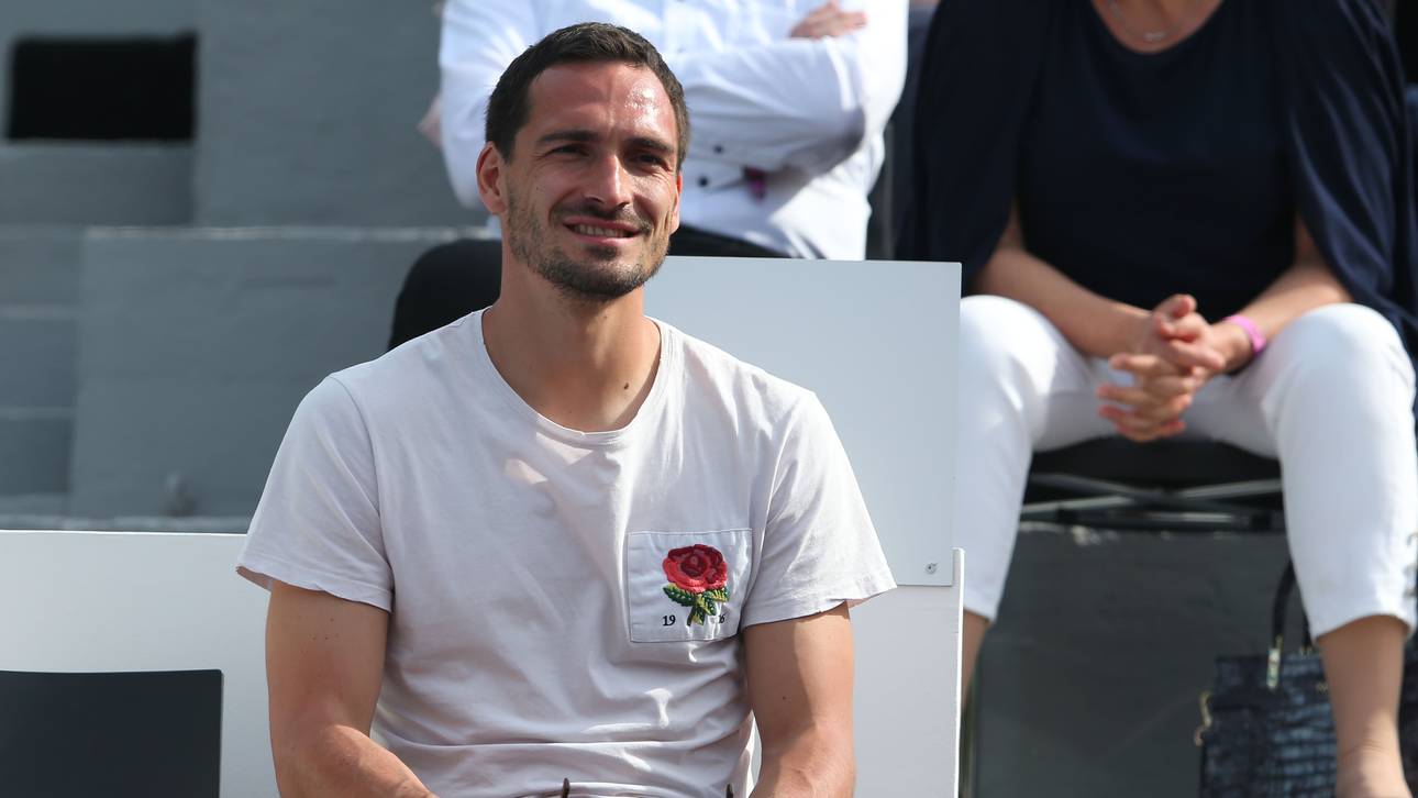 Hummels macht jungen Fan glücklich