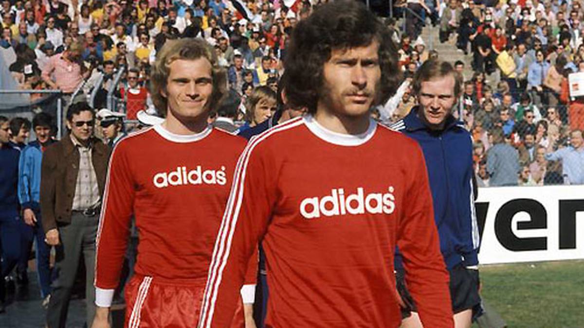 Gute Freunde kann niemand trennen, sang einst ein berühmter Teamkollege dieser beiden Männer. Stimmt nicht, wie die Geschichte von Uli Hoeneß und Paul Breitner zeigt. Die beiden Bayern-Legenden waren einst dicke Freunde, jetzt bewegt ihr heftiger Streit die Fußballnation