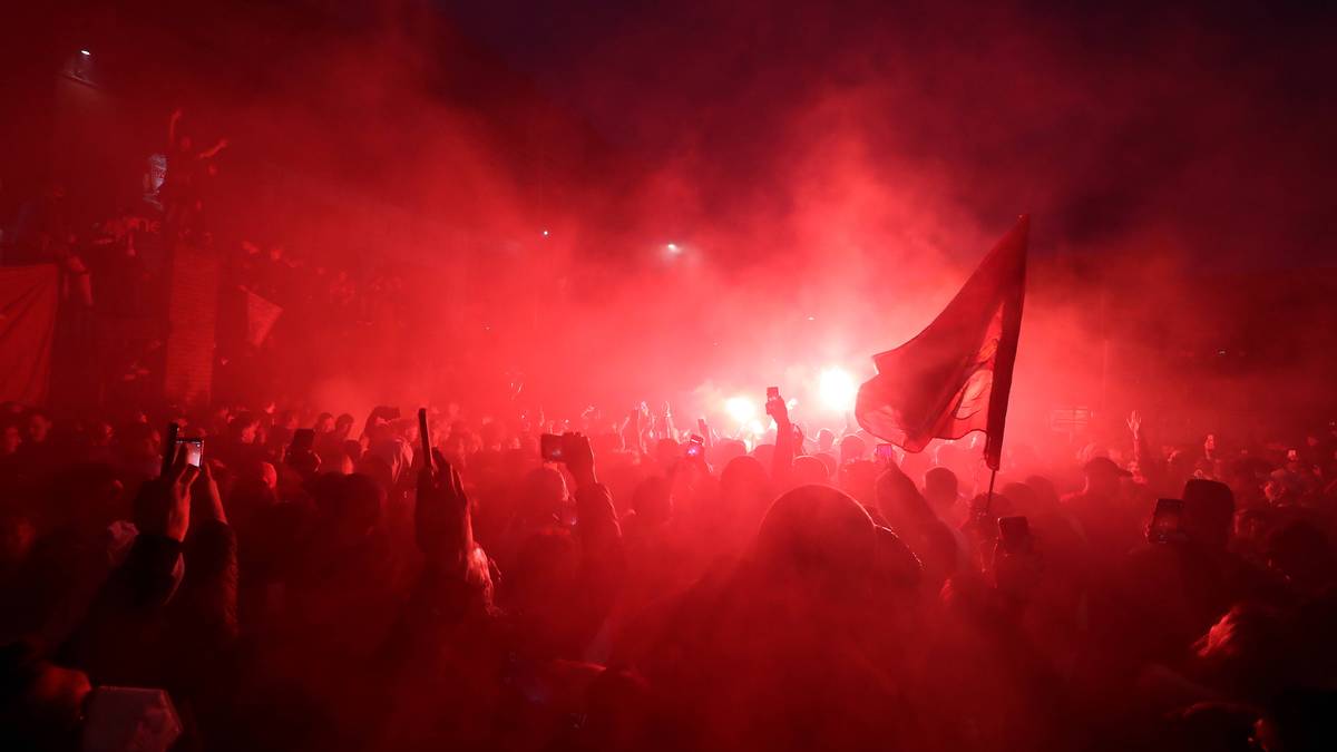 Die Anhänger des FC Liverpool verwandelten die Umgebung des Stadions in eine rote Zone