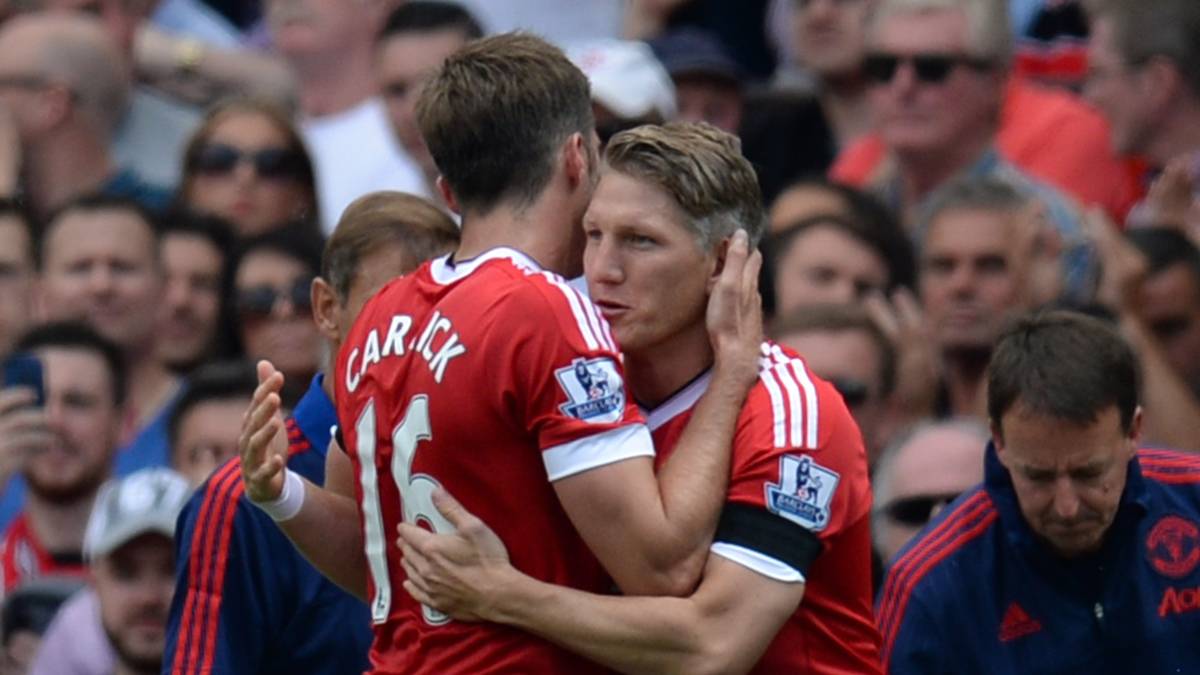 Von Michael Carrick bekommt er noch eine kurze Umarmung, von den Fans tosenden Applaus