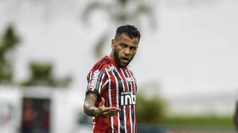 Dani Alves gehört auch im fortgeschrittenen Fußballer-Alter von 38 Jahren noch zu den besten Fußballern Brasiliens - und feiert jetzt ein Comeback.