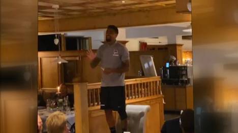 Kevin-Prince Boateng zeigt beim Einstand für Hertha BSC Berlins ein Gesangstalent und brilliert mit einem Gospel-Klassiker. Auch seine Teamkollegen sind begeistert und grölen fleißig mit.