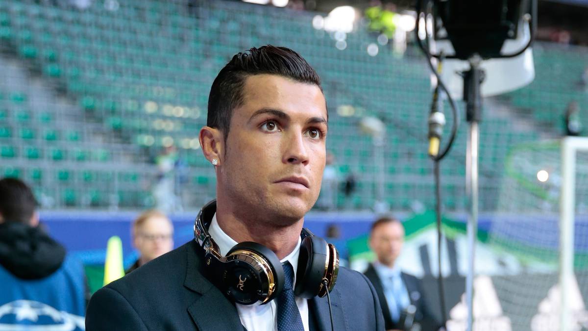 Ja, auch dieser Herr hat den Weg in die norddeutsche Tiefebene gefunden: der dreimalige Weltfußballer Ronaldo. Mit Anzug und Kopfhörern schlendert der Megastar lässig in die Arena hinein