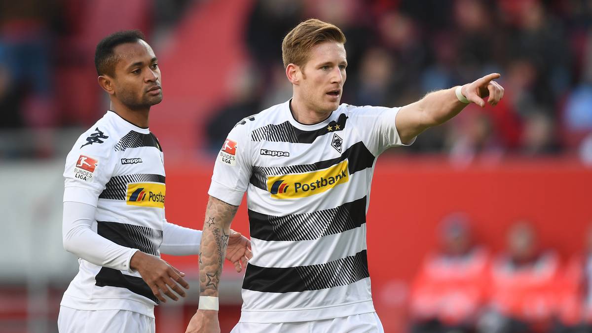 Den 2:0-Endstand stellt Andre Hahn in der 90. Minute her - doch auch der zweite Treffer lenkt nicht von der strittigen Situation um Stindl ab