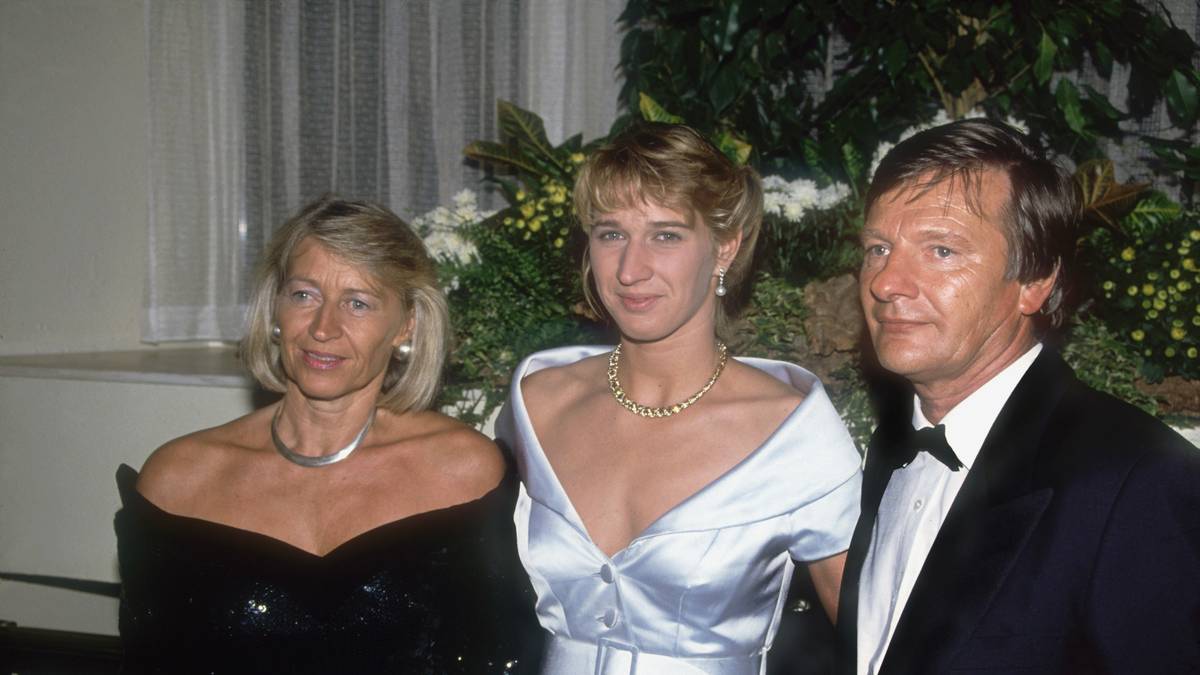 ERSTE RÜCKSCHLÄGE: Doch ausgerechnet in dieser Zeit geriet ihr Vater zum ersten Mal in die Schlagzeilen der Boulevardpresse. Mit einem Nacktmodell soll er eine Affäre gehabt und ein Kind gezeugt haben