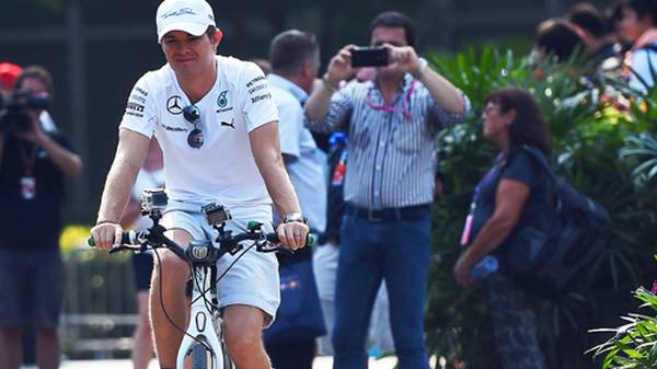 Anders als der eine oder andere Fahrer-Kollege betätigt sich Nico Rosberg bereits am frühen Morgen sportlich und fährt mit dem Rad durch die Anlage