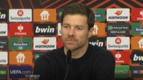 Bayer Leverkusen gewinnt das Hinspiel des UEL-Achtelfinals gegen Ferencvaros mit 2:0. Trainer Xabi Alonso will trotzdem nicht locker lassen und hofft auf einen Sieg im Rückspiel.