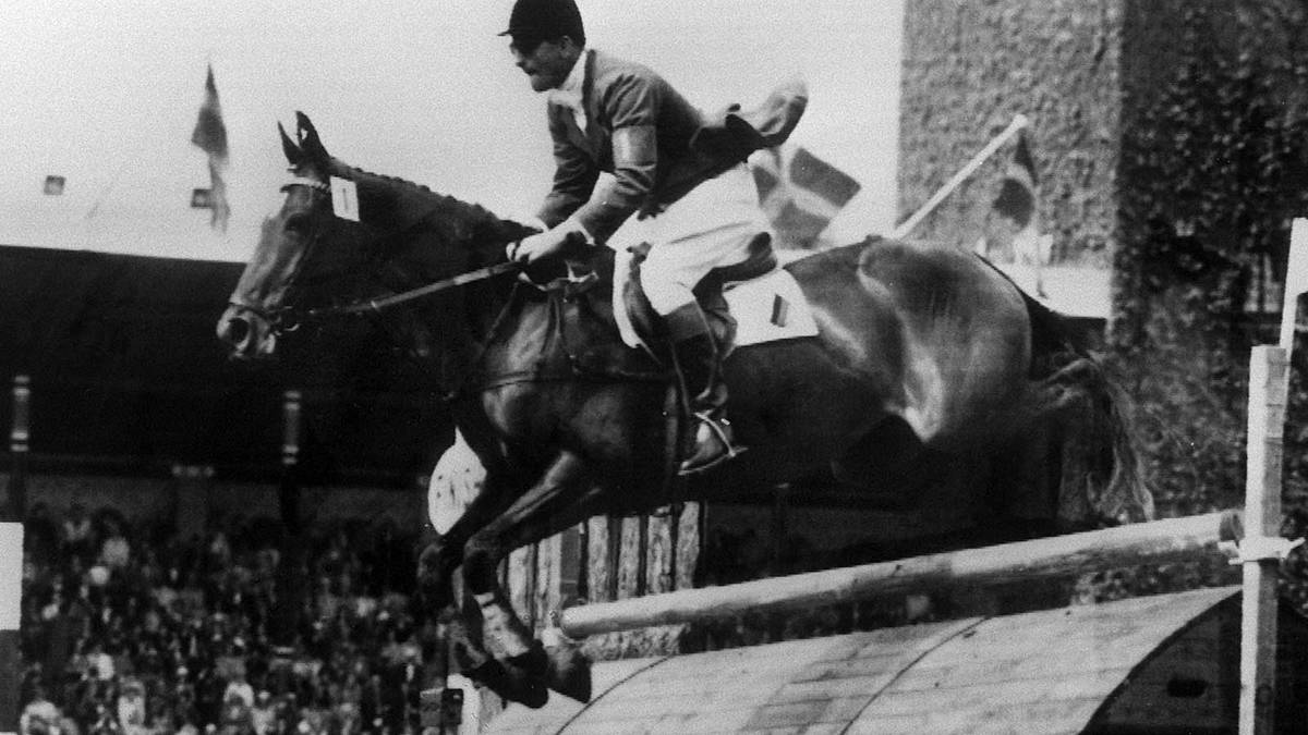 Eine besondere Heldengeschichte zwischen Mensch und Tier ereignete sich 1956 in Stockholm. Nachdem sich der deutsche Springreiter im ersten Durchgang einen Muskelriss zugezogen hatte, konnte er nur unter großen Schmerzen zum entscheidenden Umlauf antreten. Doch auf seine Stute Halla war Verlass
