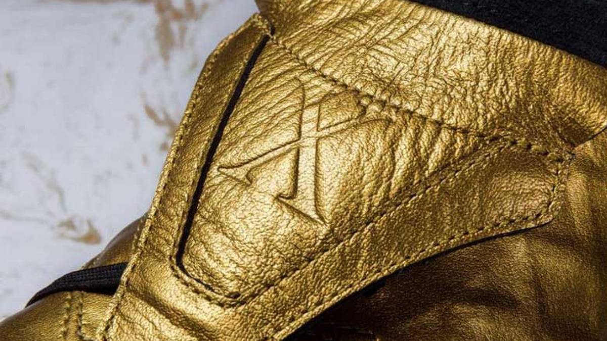 Die römische Zahl "X" auf der Schuhlasche symbolisiert dabei die Rückennummer "10" Tottis. SPORT1 zeigt weitere ausgefallene Schuhe der Sportstars