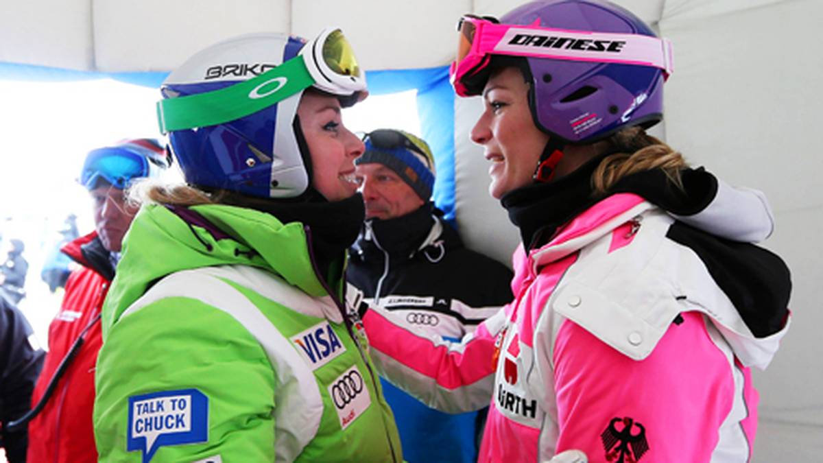 Und auch mit Maria Höfl-Riesch ist sie wieder dick befreundet und man sieht beide bei Weltcups regelmäßig miteinander reden und lachen