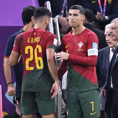 Cristiano Ronaldo sitzt beim fulminanten 6:1-Sieg Portugals gegen die Schweiz nur auf der Bank. Die Presse stimmt schon den Abgesang auf den Superstar an.