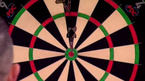 Joe Cullen checkt im ersten Satz seiner Zweitrundenpartie gegen Mensur Suljovic den Big Fish. Die Fans honorieren das mit einer besonderen Reaktion. 