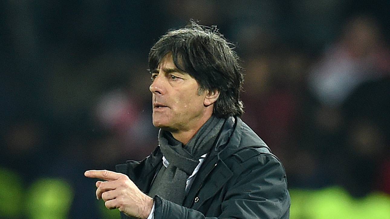 Bundestrainer Löw tröstet Badstuber