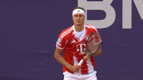 Nach seinem Achtelfinal-Erfolg gegen Gabriel Diallo am Vormittag tritt Alexander Zverev im Doppel an der Seite seines Kumpels Marcelo Melo an. Für Aufsehen sorgt der Hamburger dabei, als er sich im Trikot des FC Bayern München warm macht.