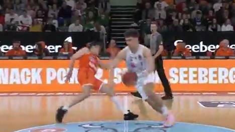 Ratiopharm Ulm kann ihr Heimspiel gegen BG Göttingen nach anfänglich knappen Spiel letztlich klar für sich entscheiden und dabei auch einige Highlight-Dunks aufweisen.