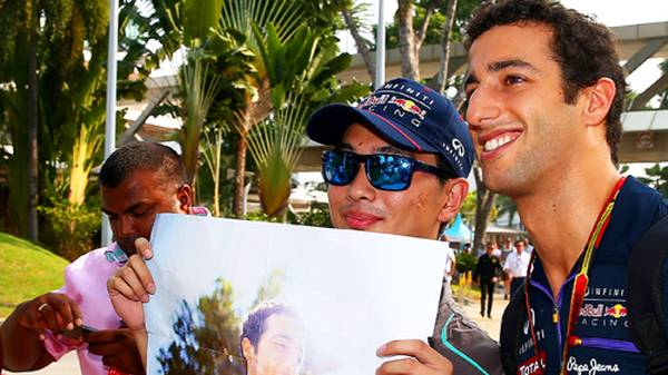 Währenddessen schreibt ein nach Startplatz 3 gut gelaunter Daniel Ricciardo Autogramme und posiert für Fotos. Es stellt sich nur die Frage, warum dieser Fan noch zusätzlich ein Poster des Australiers auf das Bild bekommen will