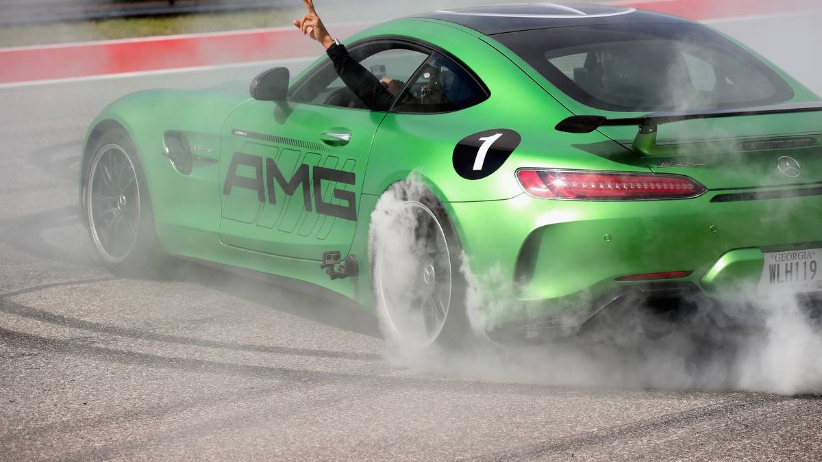 Vor der Haupttribüne lassen die beiden mit einigen sogenannten Donuts die Reifen qualmen. "Das war der spaßige Teil, der Rest war ein bisschen beängstigend. Ich habe viel geschrien und dachte, ich muss sterben", sagt Bolt im Anschluss