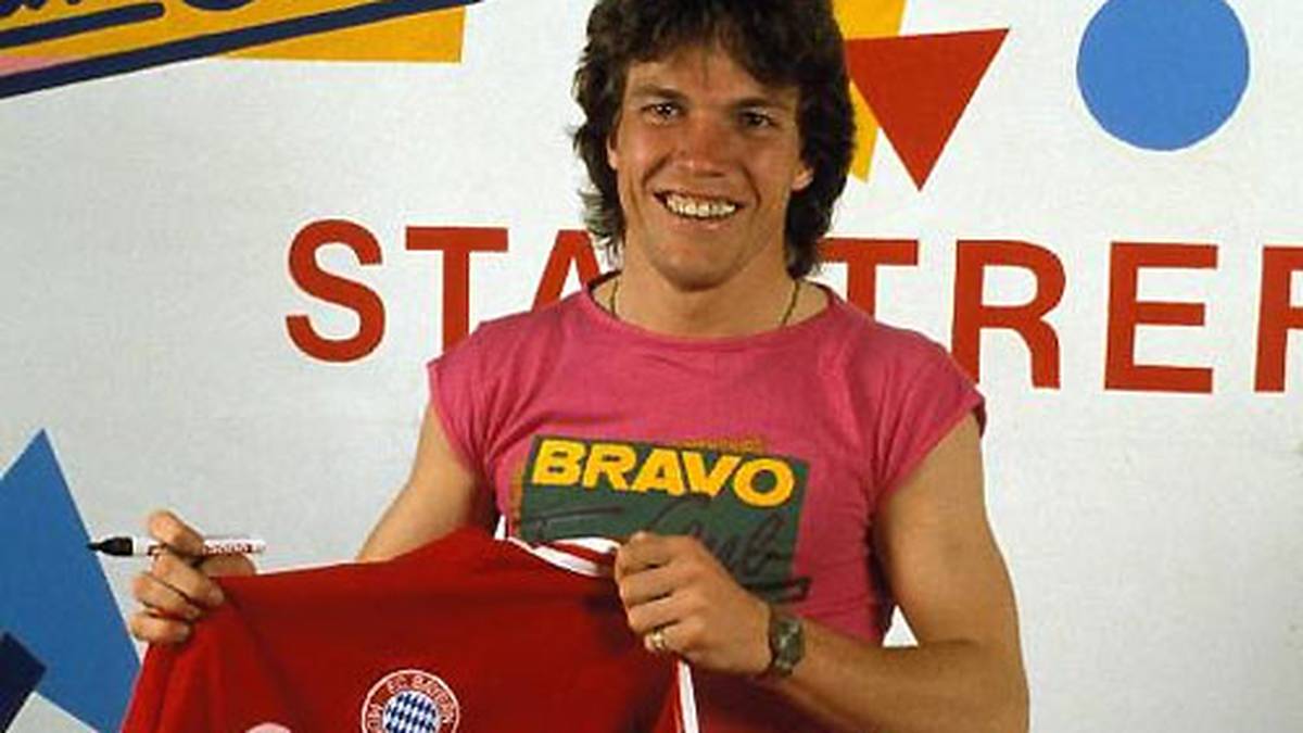 Lothar Matthäus zeigt das Modell von 1985 - den modischen Zeitgeist spiegelt aber eher wider, was er am Körper trägt