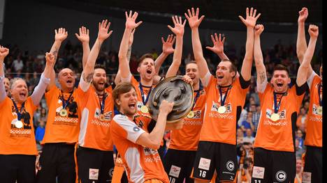 FRIEDRICHSHAFEN, GERMANY - MAY 07: Robert Kromm of Berlin Recycling Volleys celebrates with teammates after winning the Volleyball final playoff match 3 between VFB Friedrichshafen and Berlin Recycling Volleys at ZF Arena on May 7, 2017 in Friedrichshafen, Germany. (Photo by Sebastian Widmann/Bongarts/Getty Images)