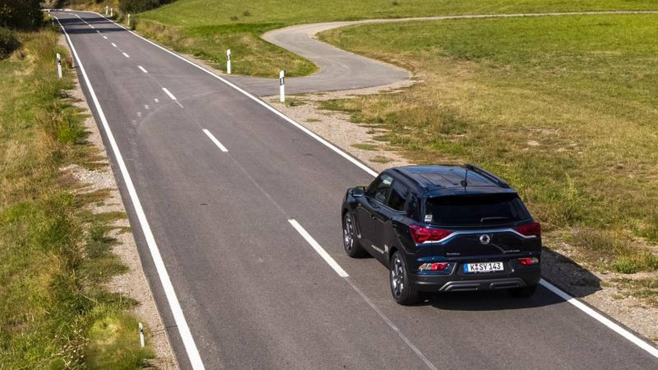 Zwar ist der neue Korando sechs Zentimeter flacher geworden, dafür aber in Länge und Breite gewachsen. Der Kofferraum fasst nun 551 Liter