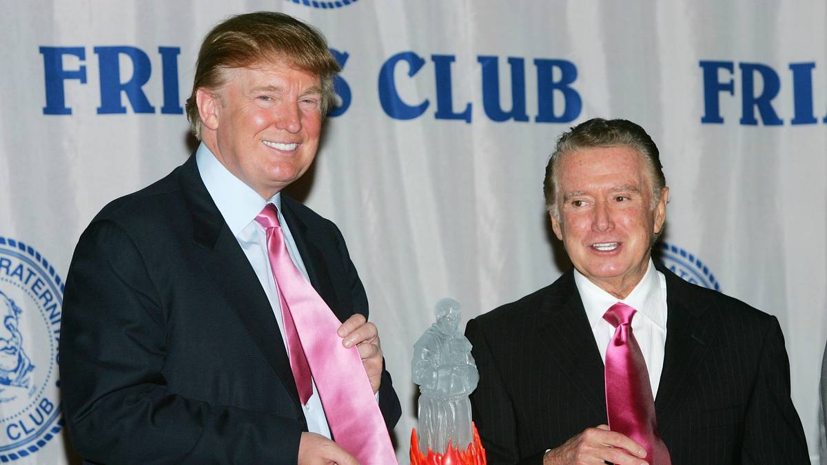 Regis Philbin (r.) gesellt sich offenbar zu Donald Trump in die WWE Hall of Fame