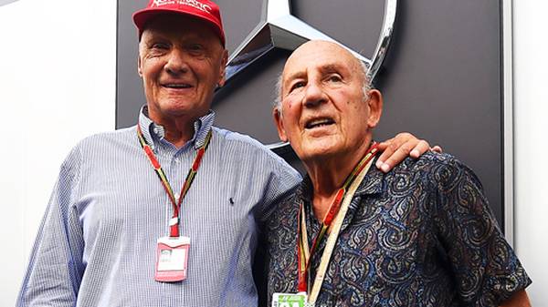 Zum Treffen der lebenden Formel-1-Legenden kommt es bei Mercedes. Der dreimalige Weltmeister Niki Lauda unterhält sich vor dem Grand Prix mit dem viermaligen Vize-Weltmeister Stirling Moss, der vor wenigen Tagen seinen 85. Geburtstag feierte