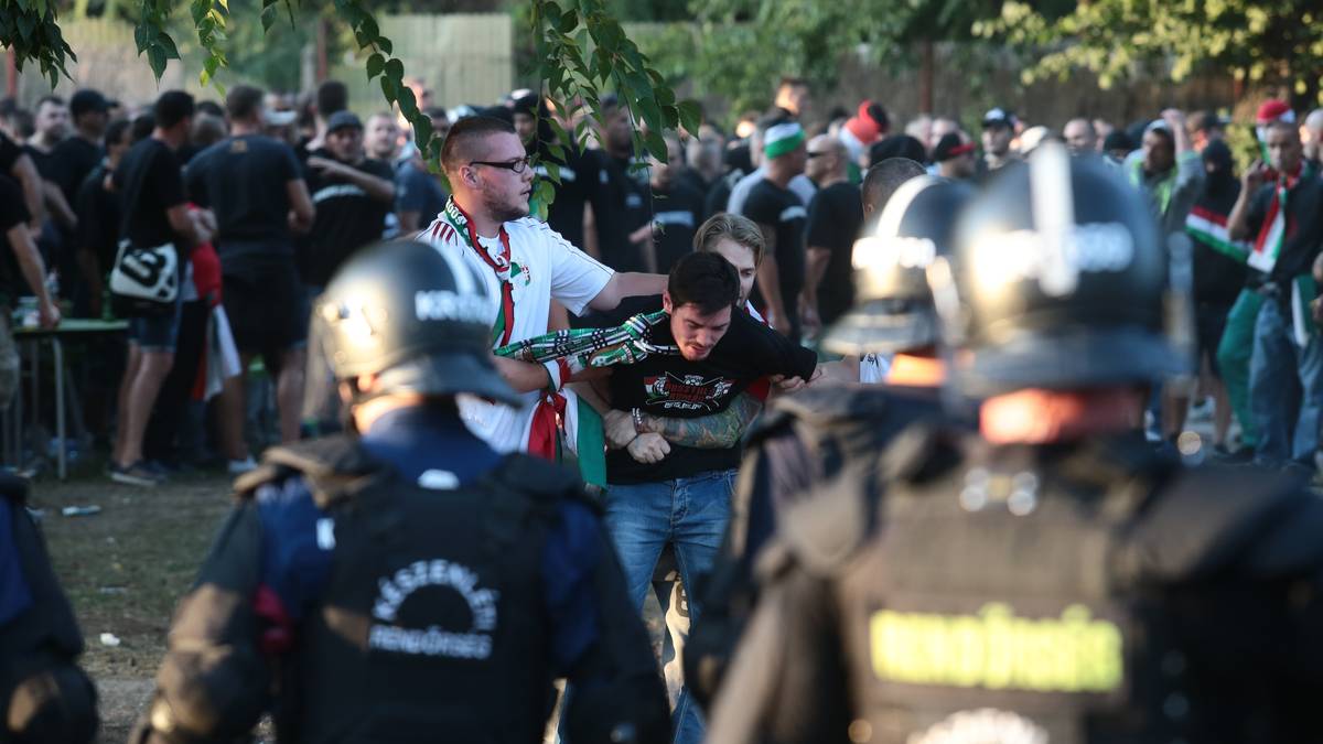 Ungarische Anhänger müssen von der Polizei am Aufeinandertreffen mit Fans aus Rumänien gehindert werden