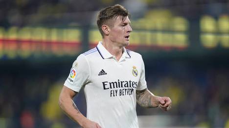 Gareth Bale hängt seine Fußball-Schuhe mit nur 33 Jahren überraschend an den Nagel. Alte Weggefährten, unter anderem Toni Kroos, reagieren auf sein Karriereende.