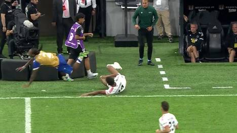 Es war die Aufreger-Szene der Conference-League-Qualifikation. Im Netz geht der Clip vom Brutalo-Foul des Ex-Augsburgers Felix Udokhai viral. 