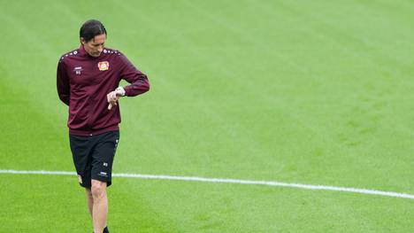 Roger Schmidt stand am Sonntag auf dem Trainingsplatz in Leverkusen