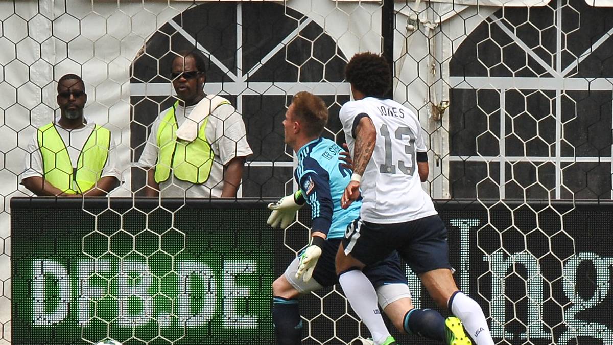 Ein Jahr später leistet er sich auf der USA-Reise des DFB-Teams gegen die Gastgeber sogar ein Eigentor. Aber auch andere Torhüter machen Fehler. SPORT1 zeigt eine Auswahl der gravierendsten Patzer