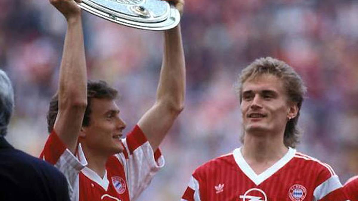 Im neuen Jahrzehnt kommt wieder etwas mehr Weiß ins Spiel: Roland Grahammer (l.) und Manni Bender bei der Meisterfeier 1990