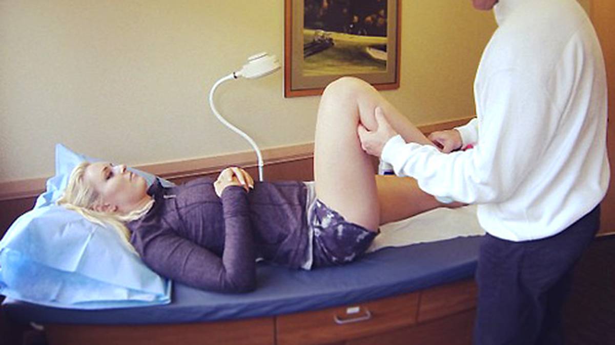 Nach einem Trainingsunfall im November 2013 in Colorado droht Vonn das Olympia-Aus. Mediziner Dr. Bill Sterett stellt einen Teilriss des vorderen Kreuzbandes im rechten Knie fest